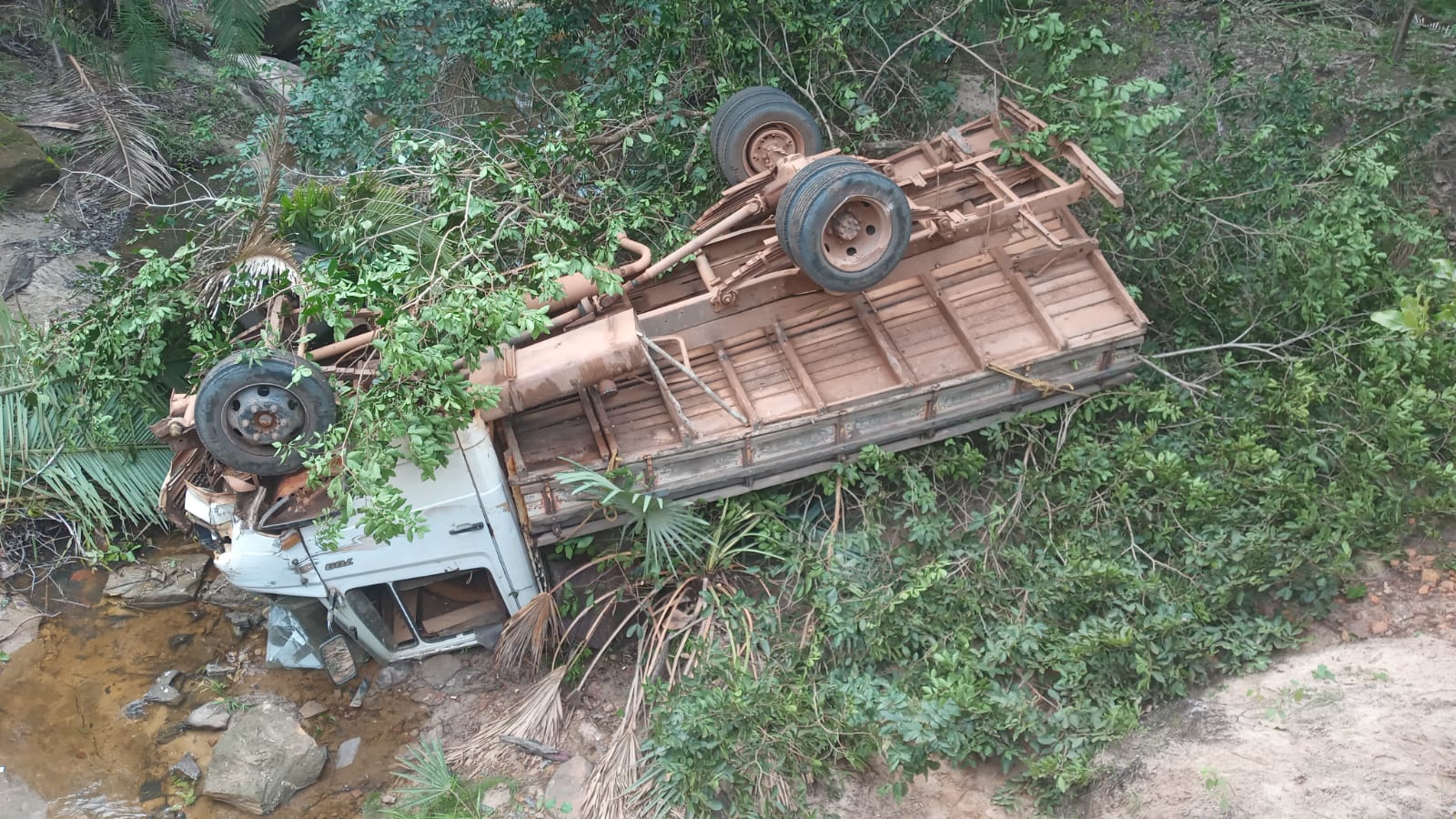 Caminhão tomba após motorista perder controle na zona rural de