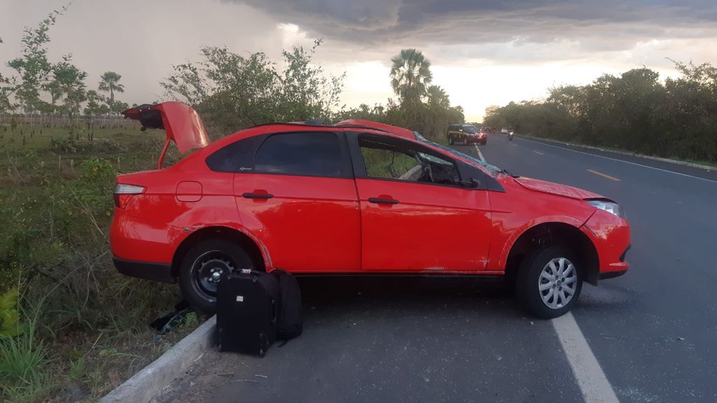 Carro capota em rodovia e cinco pessoas ficam feridas Polícia