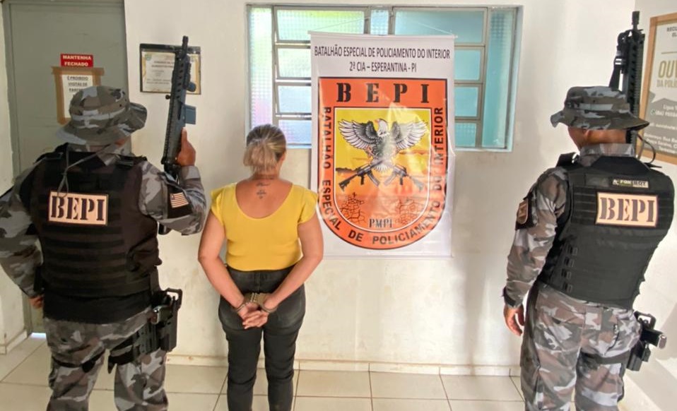 Suspeita De Articular Grupo Criminoso Presa Arma E Drogas Em