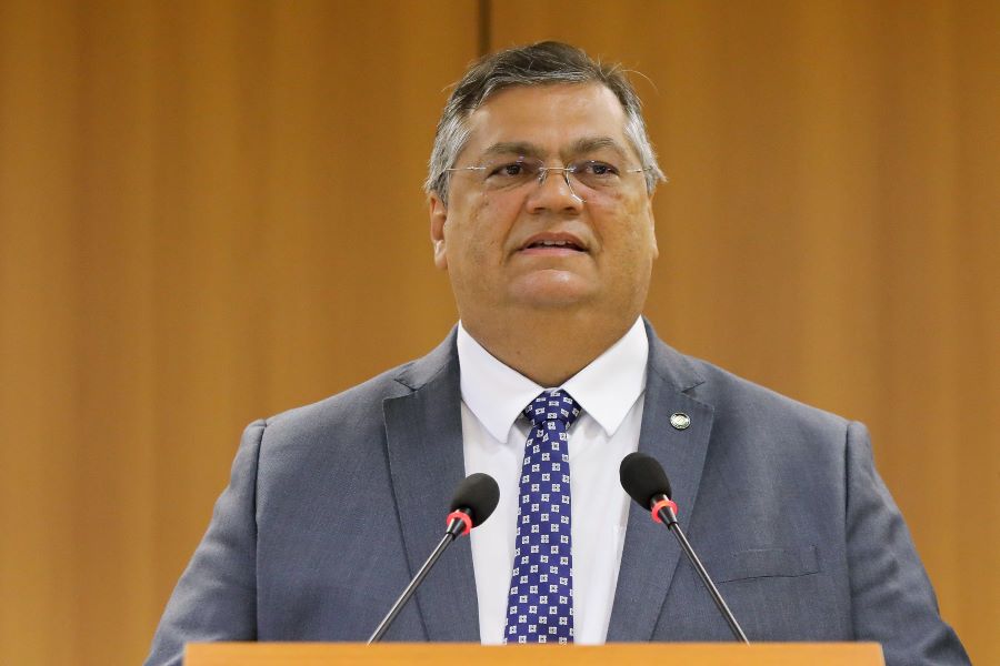 Flávio Dino mantém vice-prefeito de Macapá afastado; entenda