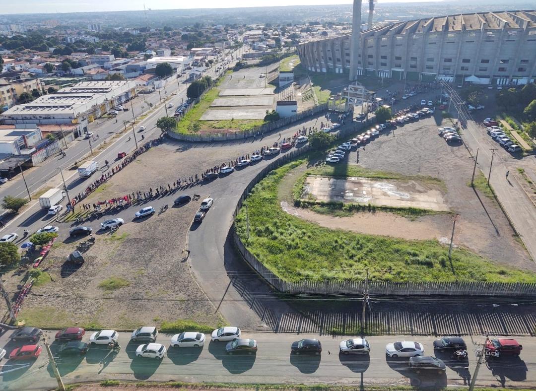 Estádio Albertão registra fila quilométrica.
