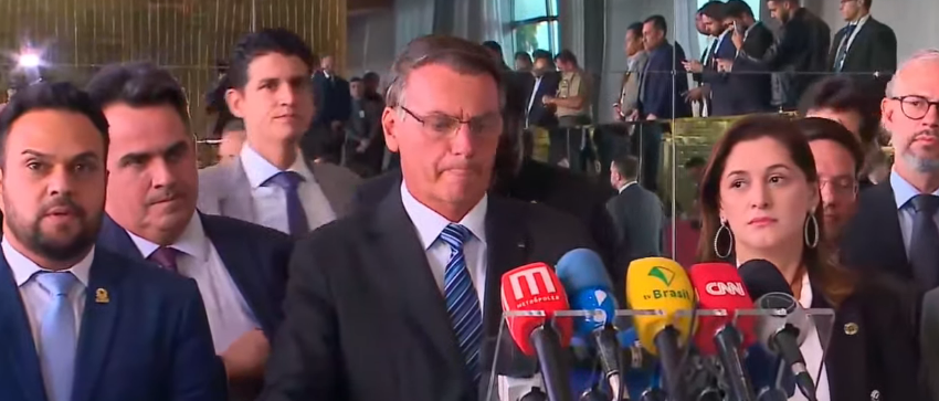 Bolsonaro não contesta a derrota e diz que cumprirá a Constituição