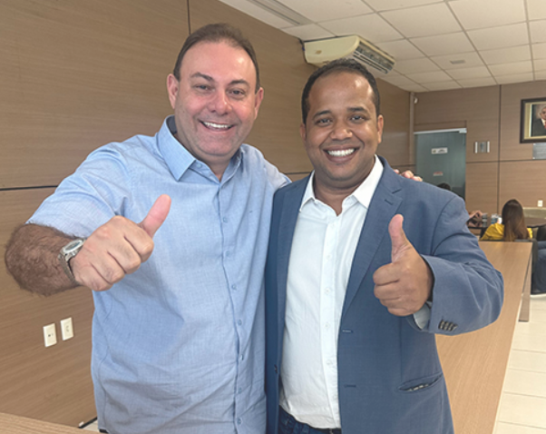 Jeová Alencar apoiou e elegeu Enzo Samuel presidente da Câmara Municipal. Foto: Reprodução.
