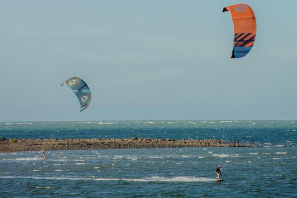 Kitesurfe em Cajueiro da Praia. Foto: Thiago Amaral)
