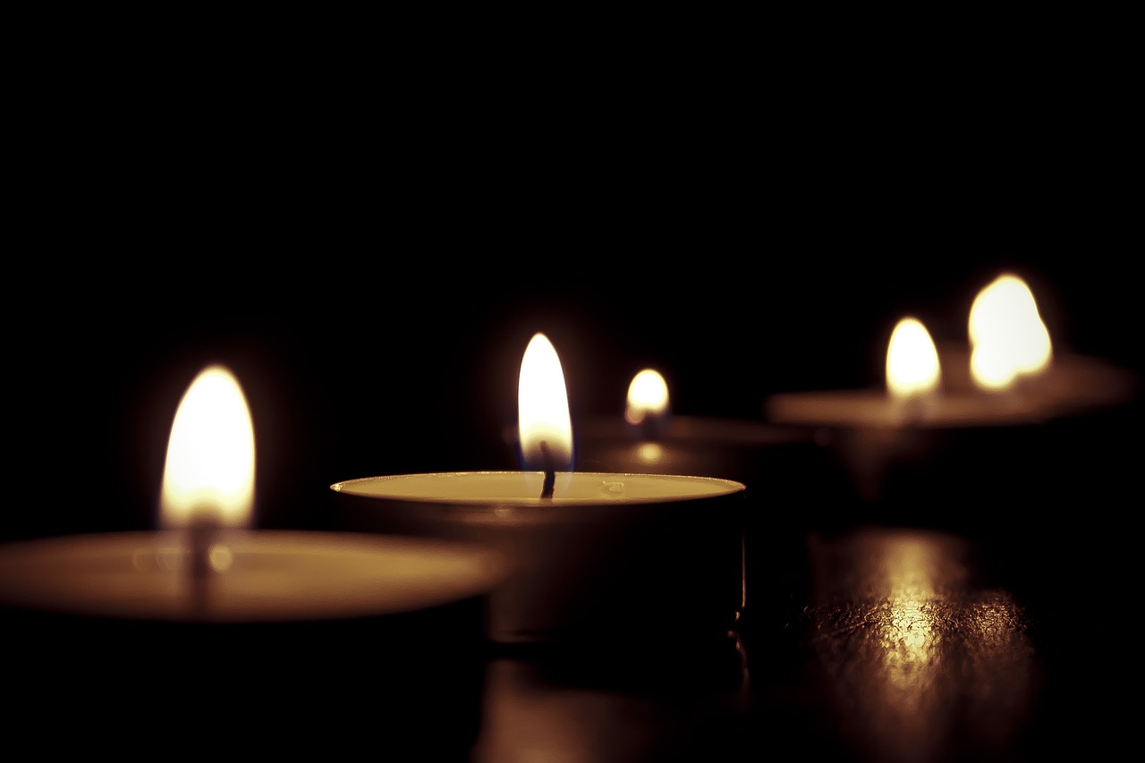 Falta de energia deixa moradores a luz de velas - Foto: Pixabay