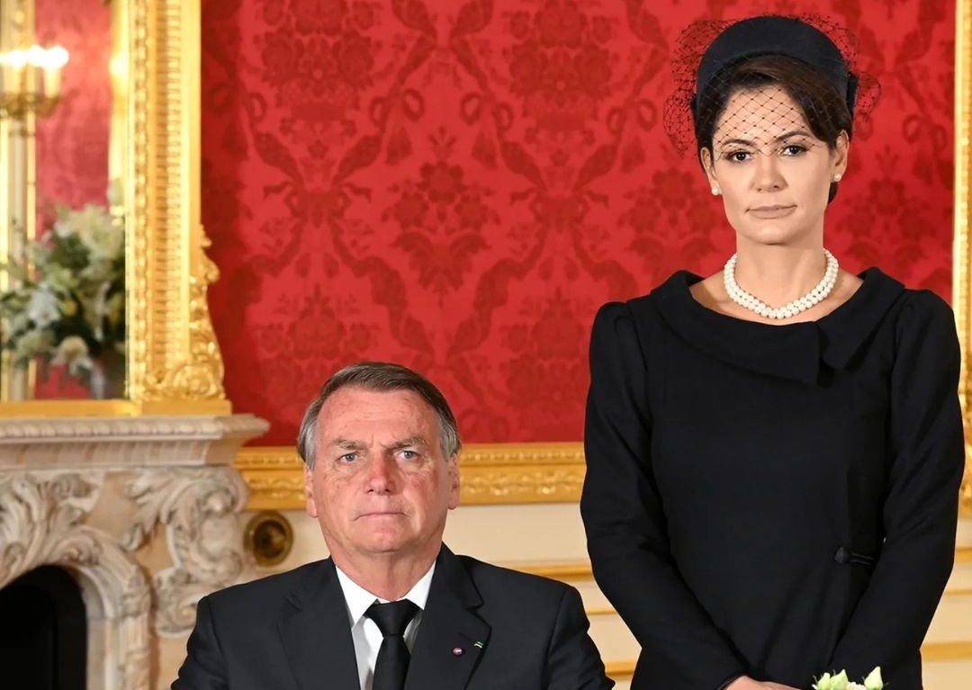 Michelle e Jair Bolsonaro deixam de se seguir nas redes sociais após 2º turno