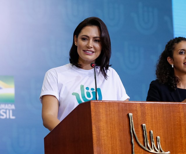 Michelle avalia desistir de disputar o Senado após crise com Flávio Bolsonaro