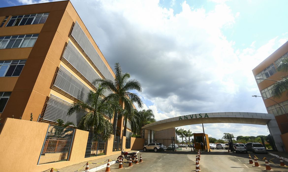 Anvisa determina recolhimento de tônico capilar e proíbe 30 anabolizantes; veja lista