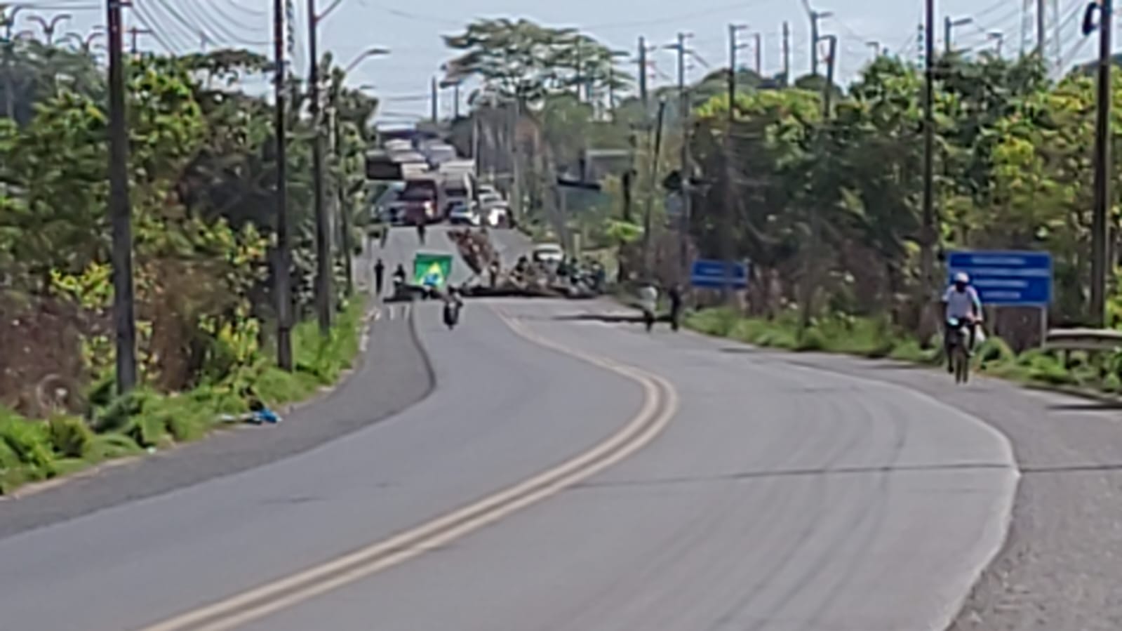 PRF envia reforços para liberar via ocupada por bolsonaristas em Teresina