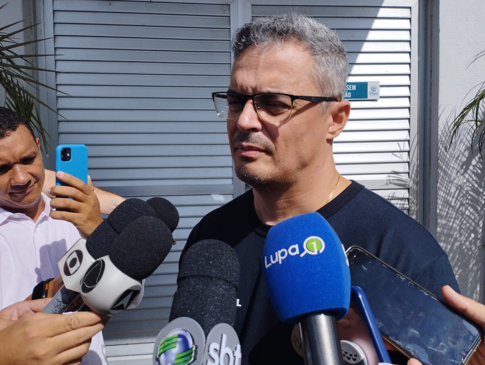 Delegado fica ferido após ser atacado por pitbull durante operação em Teresina