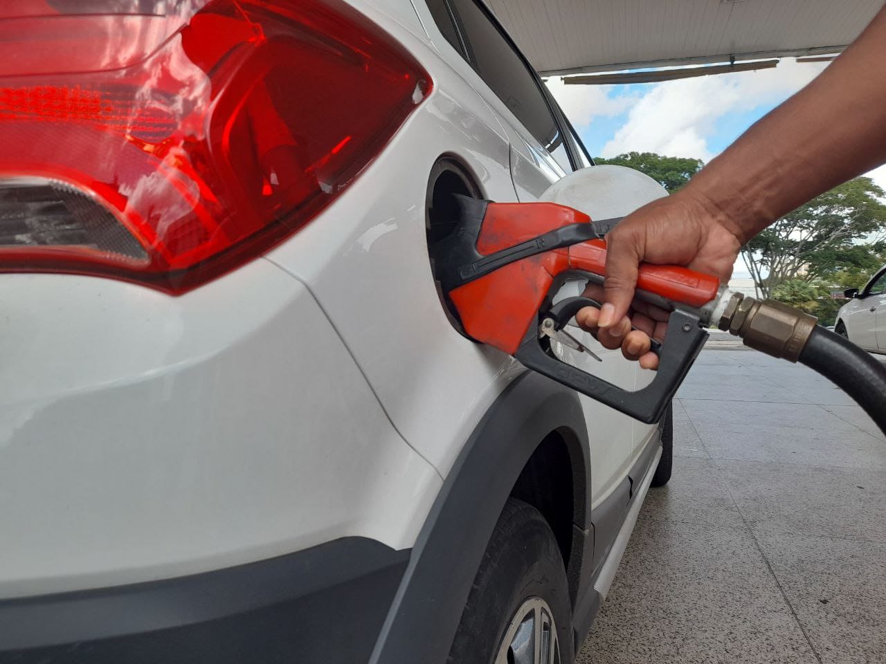 Alta no preço da gasolina.
