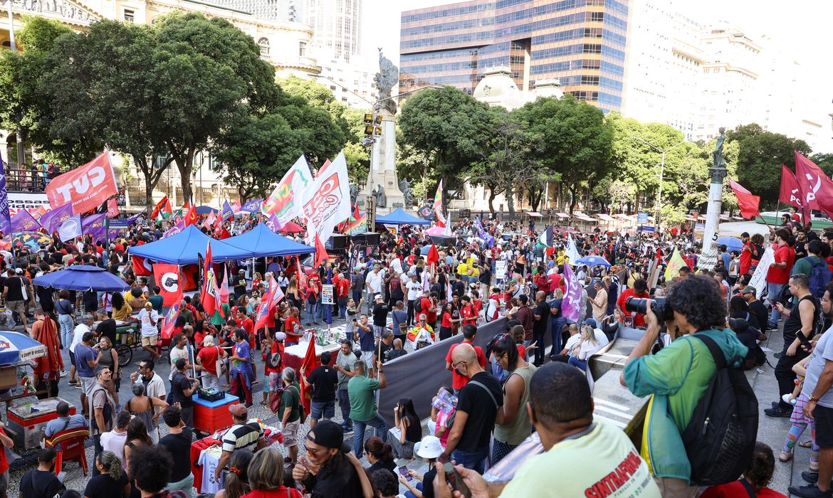  Fim da escala 6x1 une movimentos no ato de 1º de Maio no Rio