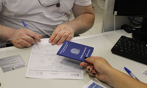 No trimestre encerrado em abril, taxa de desocupação fica estável e emprego com carteira bate recorde