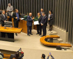 Mão Santa recebe a Medalha Mérito Legislativo de 2024, na Câmara dos Deputados - Foto: Lupa1