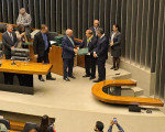Mão Santa recebe a Medalha Mérito Legislativo de 2024, na Câmara dos Deputados - Foto: Lupa1