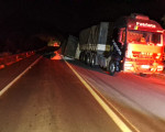 Carreta tomba em Serra na região da Santa Marta, na BR-135 no Piauí - Foto: Divulgação/PMPI