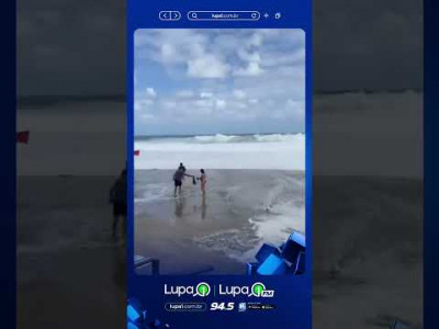 Mega onda invade calçadão na praia de ipanema e sai arrastando tudo que estava na areia…