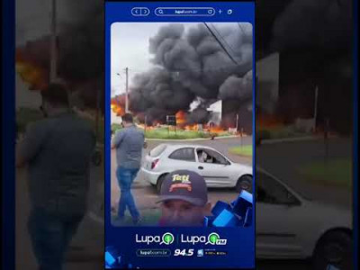 Em Jainopolis, São Paulo, uma fábrica pega fogo, causando medo à população do local