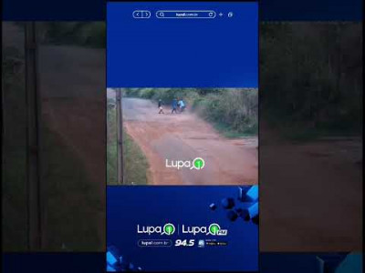 Dois homens saem de dentro do matagal levando a moto da vítima. Em pedreiras no Maranhão