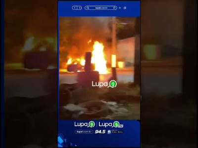 Na beira rio em São Luís, carro pega fogo e motorista se desespera ao ver o veículo queimando.