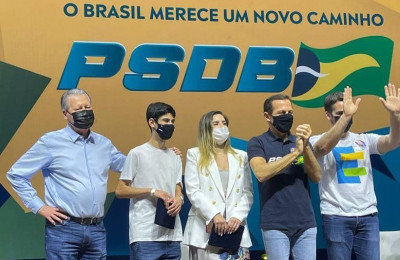 Bárbara Soares recebe homenagem do PSDB a Firmino Filho em Brasília