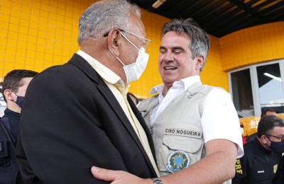 Dr. Pessoa recepciona os ministros Ciro Nogueira e João Roma no aeroporto de Teresina