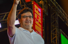 Rafael Fonteles promove adesivaço na madrugada desta terça-feira para abrir campanha
