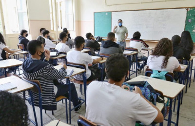 Seduc anuncia período para alunos confirmarem estudos presenciais em 2022