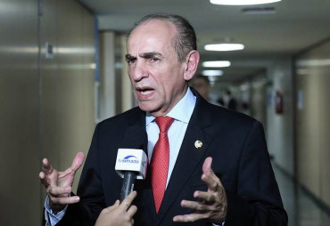 Senador rechaça suspeitas de fraude em urnas: “Isso só existe na cabeça do Bolsonaro”