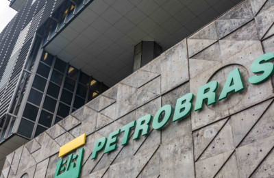 Após fala de Bolsonaro, Petrobras diz que não há decisão sobre reajuste no preço dos combustíveis