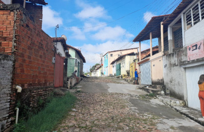 Moradores do bairro Primavera denunciam negligência para com calçamento da região
