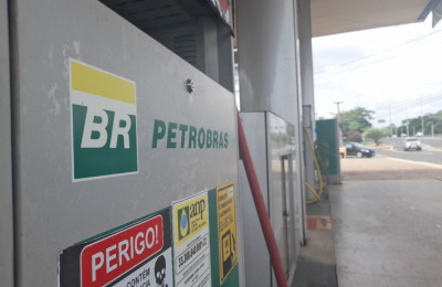 Defasagem do preço do diesel é zerada e a da gasolina fica em 6%, diz Abicom