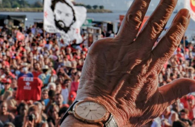PT esconde relógio de luxo de Lula em foto no Instagram