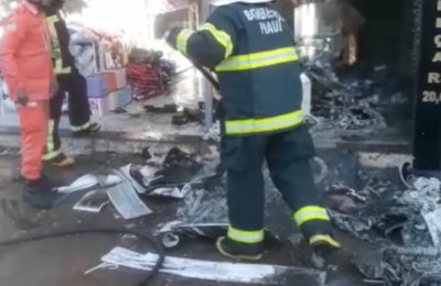 Vídeo: Loja pega fogo em Piripiri-PI