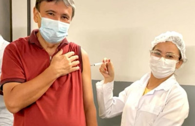 Wellington Dias toma terceira dose da vacina contra a Covid-19