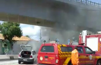 Carro pega fogo próximo ao Complexo Porto das Barcas em Parnaíba
