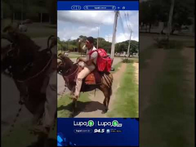 Em Palmas-To, um jovem de 19 anos fez entregas de um jeito inusitado- montado em um burro.