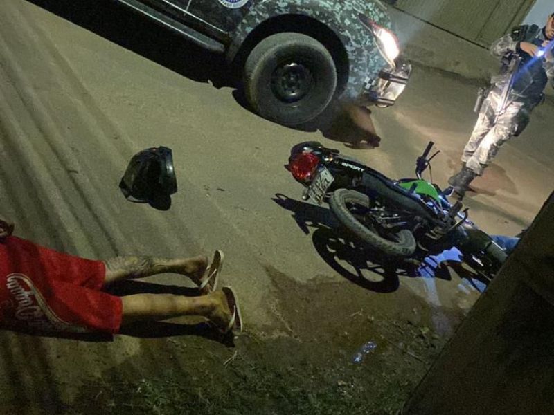 Dupla é capturada após cair de moto durante fuga - Foto: Reprodução