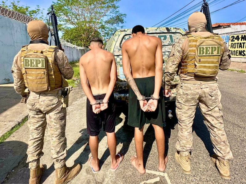 Apreendidos e itens encontrados com criminosos - Foto: Divulgação/BEPI