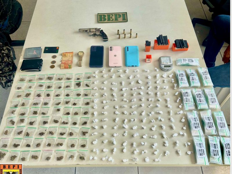 Apreendidos e itens encontrados com criminosos - Foto: Divulgação/BEPI