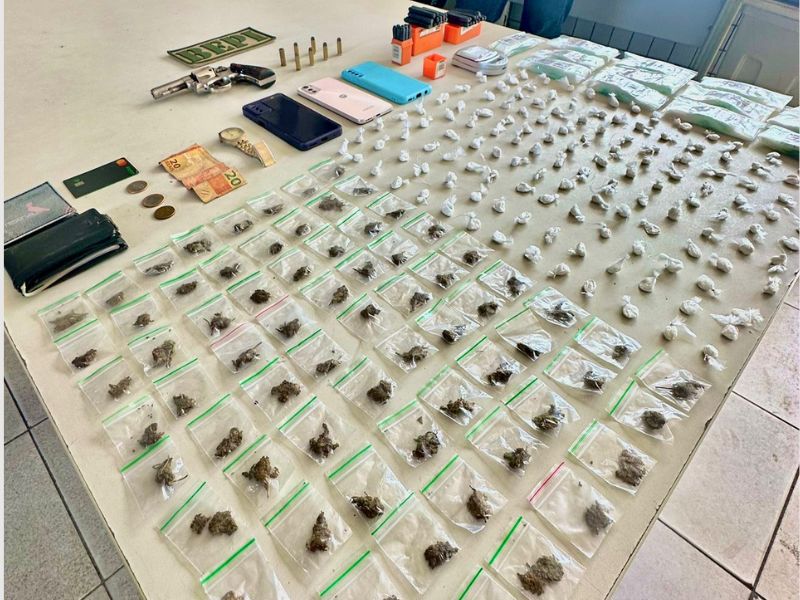 Apreendidos e itens encontrados com criminosos - Foto: Divulgação/BEPI