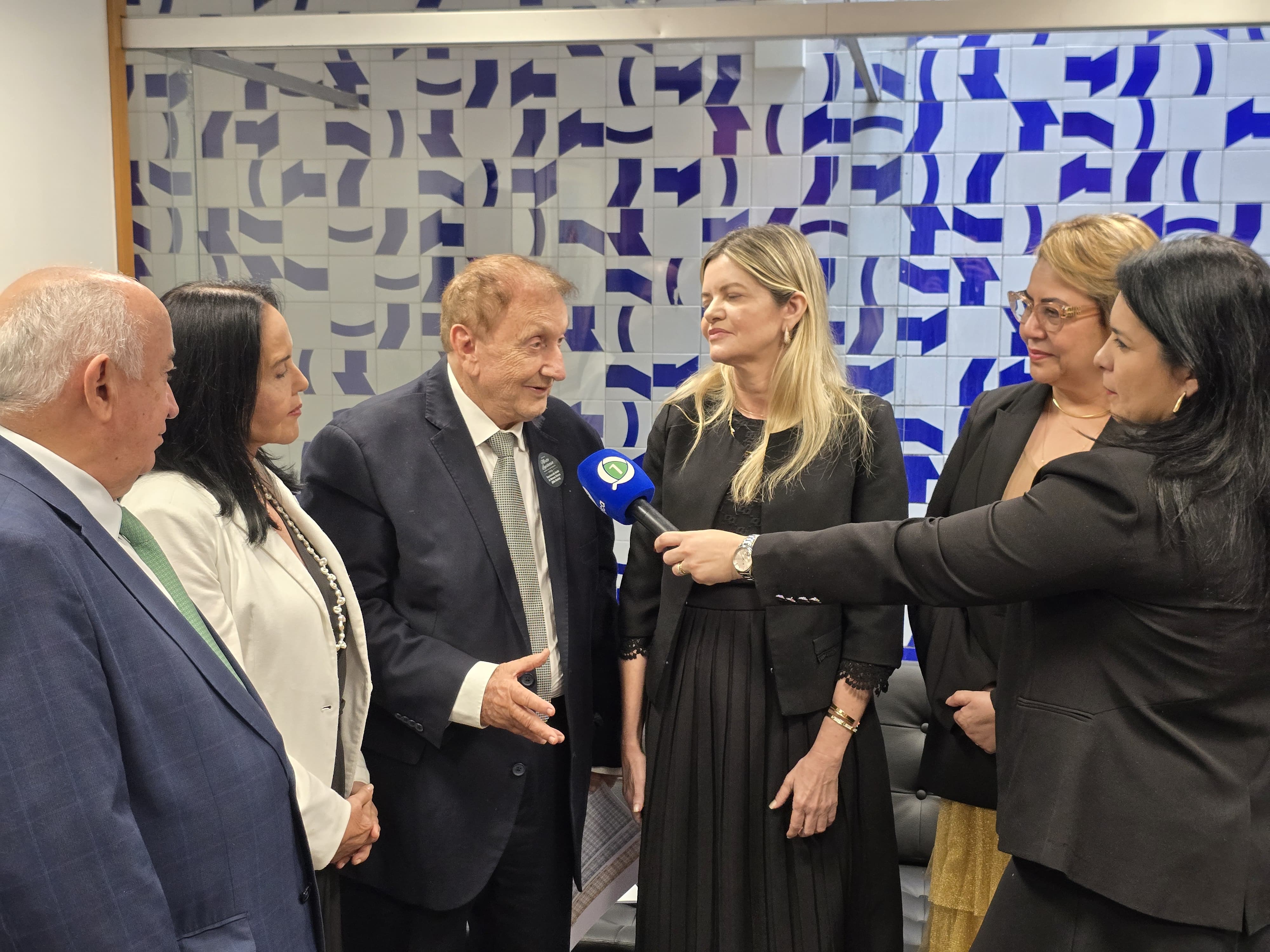 Mão Santa recebe a Medalha Mérito Legislativo de 2024, na Câmara dos Deputados - Foto: Lupa1