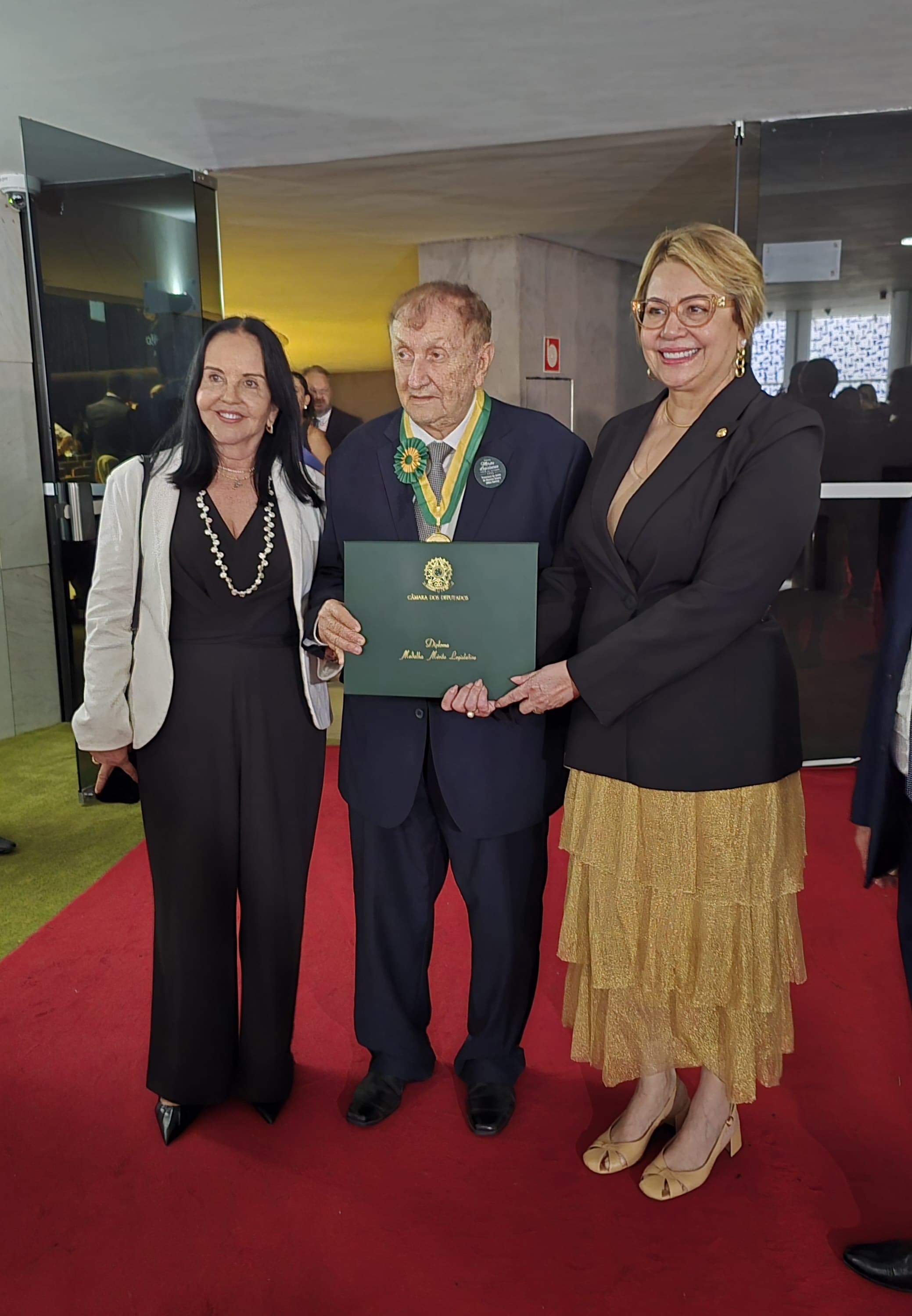 Mão Santa recebe a Medalha Mérito Legislativo de 2024, na Câmara dos Deputados - Foto: Lupa1