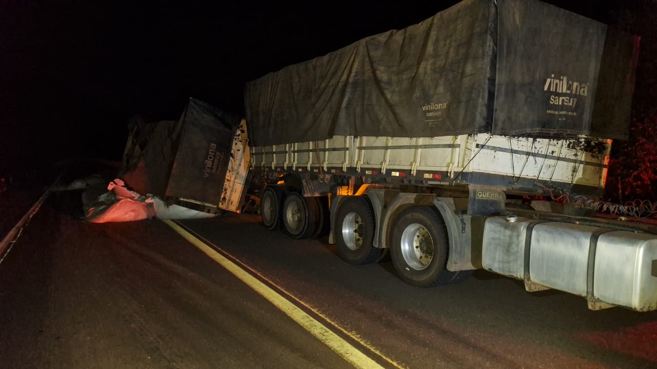 Carreta tomba em Serra na região da Santa Marta, na BR-135 no Piauí - Foto: Divulgação/PMPI