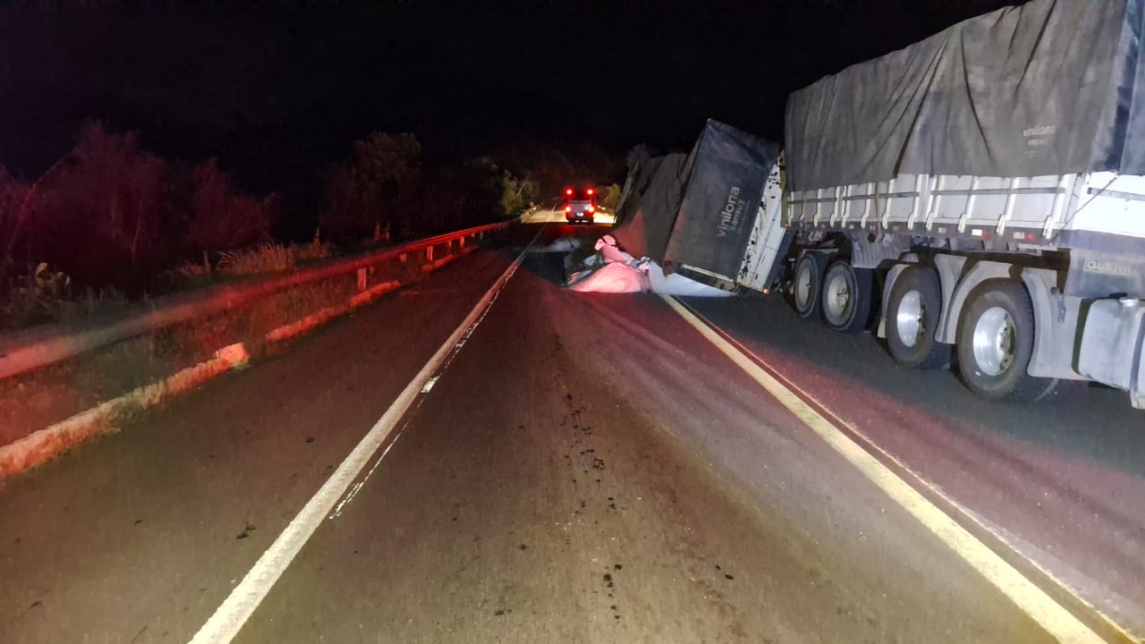 Carreta tomba em Serra na região da Santa Marta, na BR-135 no Piauí - Foto: Divulgação/PMPI