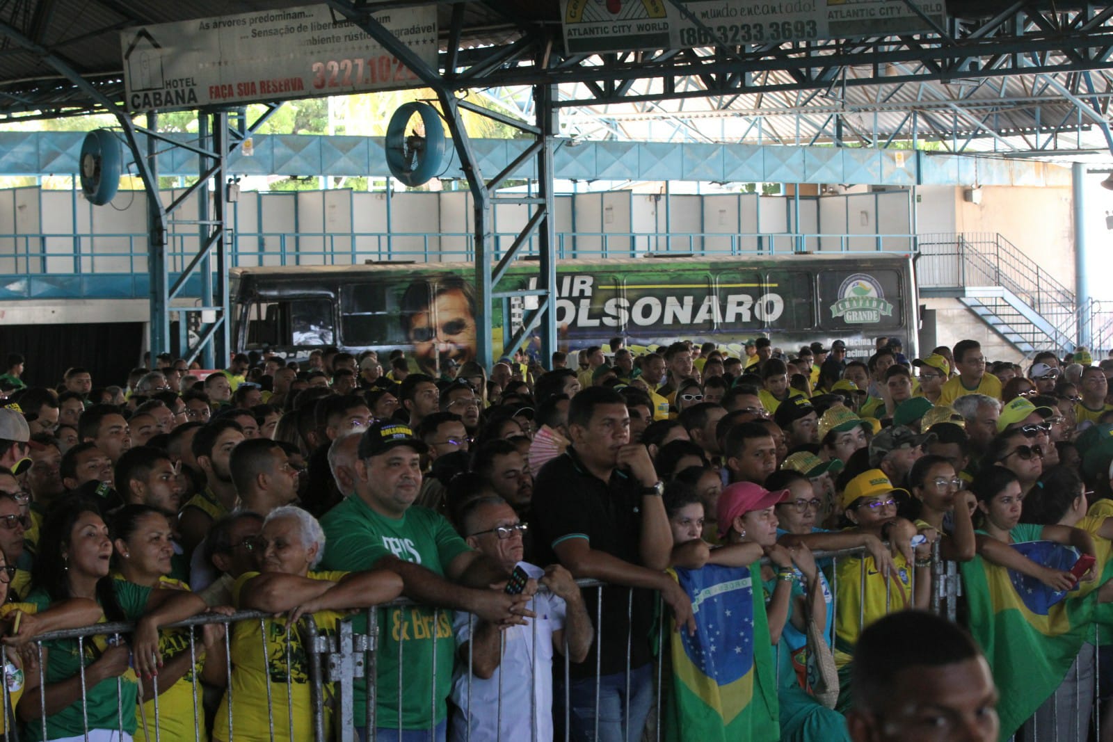 Apoiadores em evento com Jair Bolsonaro em Teresina