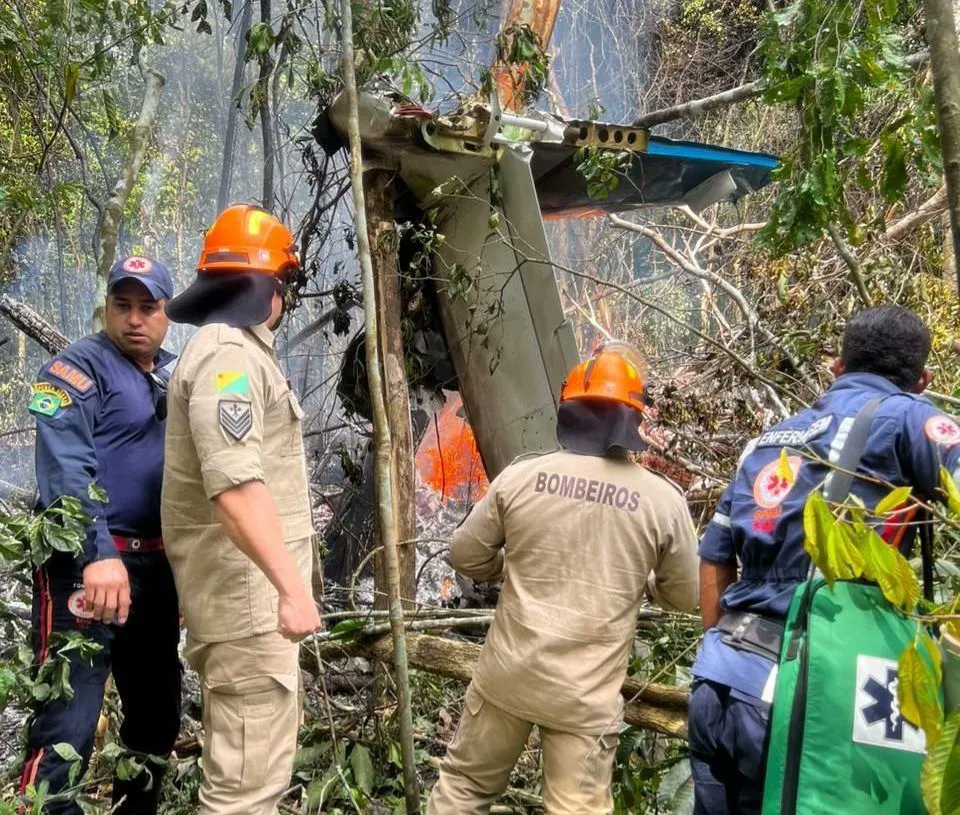 Avião com 12 pessoas cai e explode em Rio Branco, no Acre