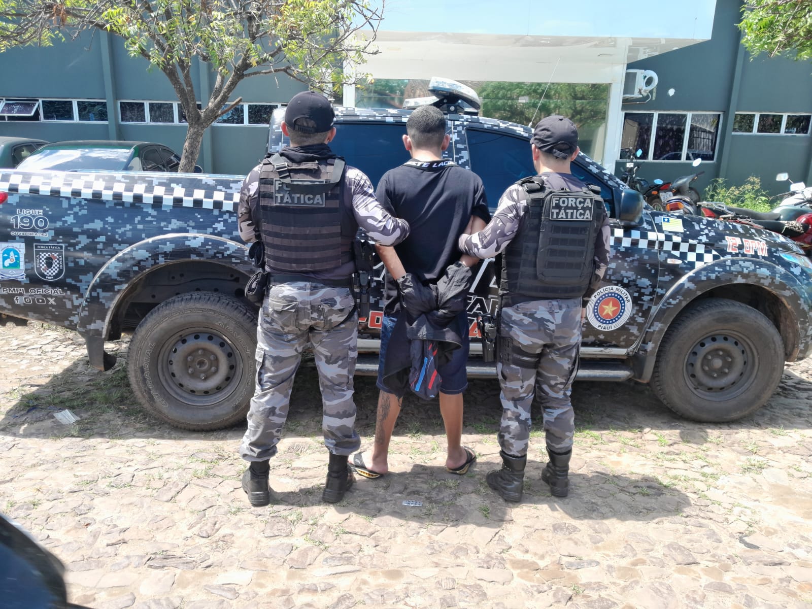Adolescente suspeito de participação em assassinatos é apreendido em ônibus no Piauí