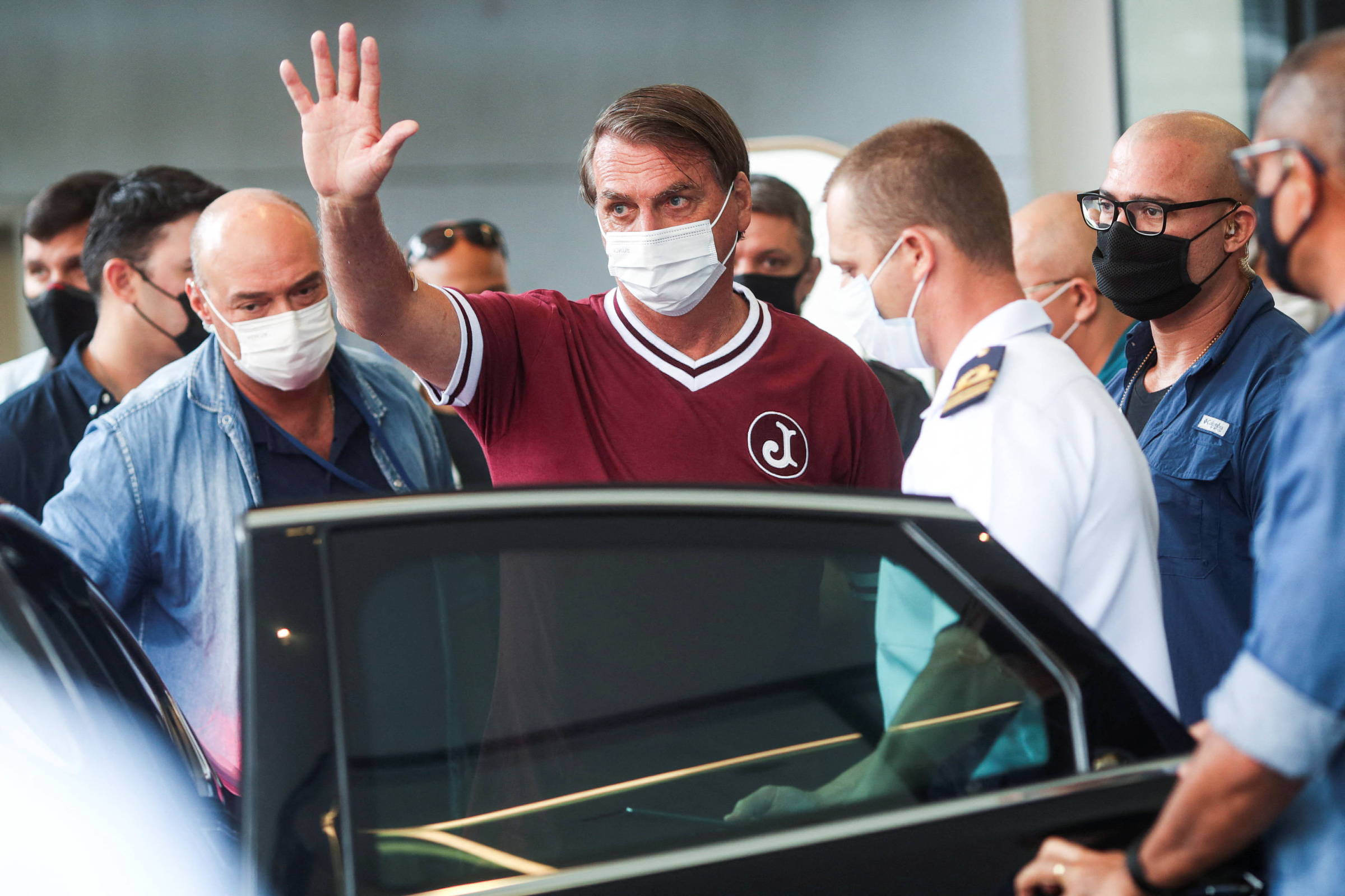 Bolsonaro viaja para jogo beneficente de sertanejos horas após receber alta