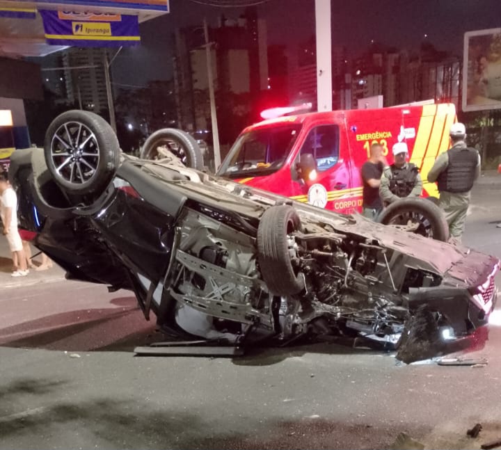 Motorista com sinais de embriaguez fica preso às ferragens após colisão  frontal 